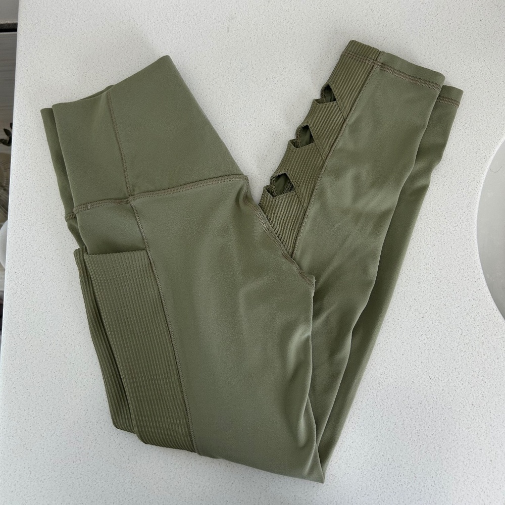 Athleta Salutation Stash Pocket II Cutout 7/8 leggings